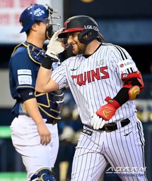 22일 잠실야구장에서 열린 NC와 LG의 경기, 1회말 1사 3루 LG 오스틴이 선제 2점홈런을 치고 환호하고 있다. 잠실=허상욱 기자wook@sportschosun.com/2025.04.22/