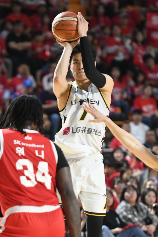 LG 유기상은 살아났지만, 팀은 좋지 않았다. 사진제공=KBL