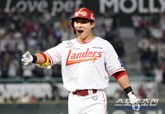 13일 인천 SSG랜더스필드에서 열린 SSG 랜더스와 NC 다이노스의 경기. 8회말 무사 만루 SSG 최준우가 적시타를 날린 뒤 환호하고 있다. 인천=박재만 기자 pjm@sportschosun.com/2025.05.13/