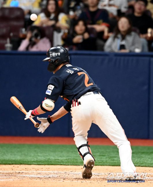 10일 고척스카이돔에서 열린 한화와 키움의 경기, 4회초 무사 1루 한화 심우준이 키움 손현기의 투구를 맞은 뒤 쓰러지고 있다. 고척=허상욱 기자wook@sportschosun.com/2025.05.10/