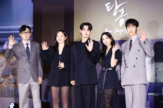 넷플릭스 시리즈 '탄금' 제작발표회에 참석한 배우 박병은, 엄지원, 정가람, 조보아, 이재욱(왼쪽부터). 사진제공=연합뉴스   <저작권자 ⓒ 1980-2025 ㈜연합뉴스. 무단 전재 재배포 금지, AI 학습 및 활용 금지>