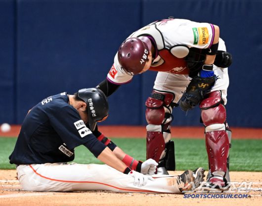 10일 고척스카이돔에서 열린 한화와 키움의 경기, 4회초 무사 1루 한화 심우준이 키움 손현기의 투구를 맞은 뒤 고통을 호소하고 있다. 고척=허상욱 기자wook@sportschosun.com/2025.05.10/