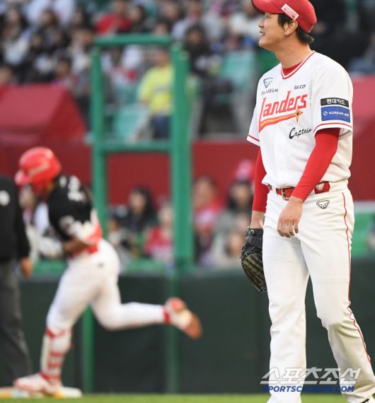 11일 인천 SSG랜더스필드에서 열린 KIA-SSG의 더블헤더 2차전.  4회초 1사 김도영에게 솔로포를 허용한 김광현이 웃고 있다. 인천=정재근 기자 cjg@sportschosun.com/2025.5.11/