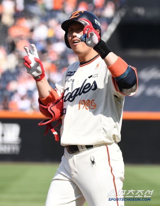 20일 대전 한화생명볼파크에서 열린 NC-한화전. 5회말 무사 1루 하주석이 기습번트 안타를 성공시킨 후 기뻐하고 있다. 대전=정재근 기자 cjg@sportschosun.com/2025..4.20/