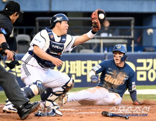 11일 잠실야구장에서 열린 NC와 두산의 더블헤더 2차전, 3회초 2사 만루 NC 박세혁의 2타점 적시타떄 2루주자 천재환이 홈으로 파고들어 세이프되고 있다. 잠실=허상욱 기자wook@sportschosun.com/2025.05.11/