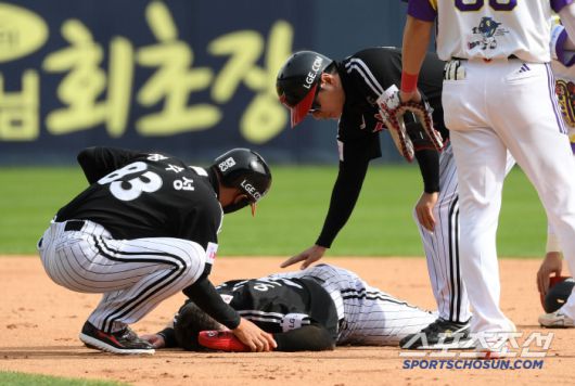 6일 잠실구장에서 열린 두산 베어스와 LG 트윈스의 경기. 8회초 무사 1루 LG 문보경 내야 땅볼 때 2루로 향하던 오스틴이 2루수 강승호와 충돌 후 통증을 호소하고 있다. 잠실=박재만 기자 pjm@sportschosun.com/2025.05.06/