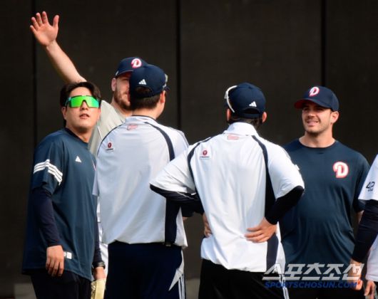 11일 경기 후 콜어빈은 자신의 행동에 대해 선수단에 사과했다. 이승엽 감독도 받아 들였다. 13일 훈련장에서 콜어빈이 대전구장의 모양에 대해 동료 선수들과 이야기하고 있는 모습.