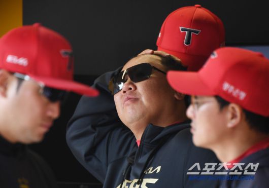 11일 인천 SSG랜더스필드에서 열린 KIA-SSG전. 이범호 감독이 경기를 지켜보며 답답해하고 있다. 인천=정재근 기자 cjg@sportschosun.com/2025.5.11/