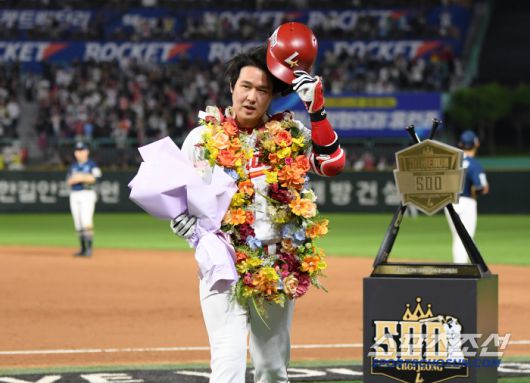 13일 인천 SSG랜더스필드에서 열린 SSG 랜더스와 NC 다이노스의 경기. 6회말 2사 1루 SSG 최정이 NC 선발 라일리 상대 투런포를 터뜨린 뒤 환호하고 있다. 인천=박재만 기자 pjm@sportschosun.com/2025.05.13/