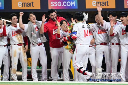 13일 인천 SSG랜더스필드에서 열린 SSG 랜더스와 NC 다이노스의 경기. 6회말 2사 1루 SSG 최정이 NC 선발 라일리 상대 투런포를 터뜨린 뒤 환호하고 있다. 인천=박재만 기자 pjm@sportschosun.com/2025.05.13/