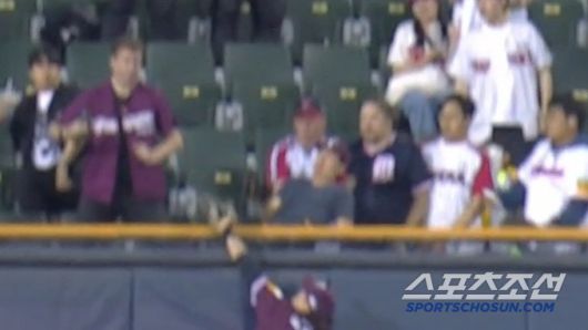 키움 좌익수 이형종이 4회말 오스틴의 홈런타구를 잡아내고 있다. 스포티비 중계방송 캡쳐