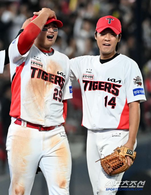 13일 광주KIA챔피언스필드에서 열린 롯데와 KIA의 경기, 9회초 2사 만루 KIA 1루수 변우혁이 롯데 레이예스의 타구를 막아내며 경기를 끝낸 후 기뻐하고 있다. 광주=허상욱 기자wook@sportschosun.com/2025.05.13/