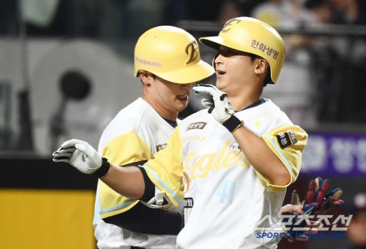 13일 대전 한화생명볼파크에서 열린 두산-한화전. 9회말 2사 1루 최인호가 동점 투런포를 터트린 후 환호하고 있다. 대전=정재근 기자 cjg@sportschosun.com/2025..5.13/