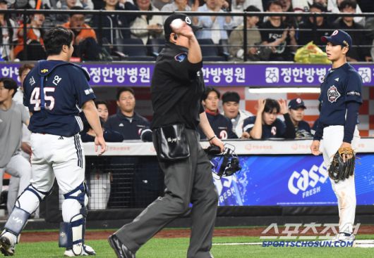 13일 대전 한화생명볼파크에서 열린 두산-한화전. 9회말 2사 1루 최인호의 파울플라이를 놓친 김기연과 3루수 임종성이 아쉬워하고 있다. 대전=정재근 기자 cjg@sportschosun.com/2025..5.13/