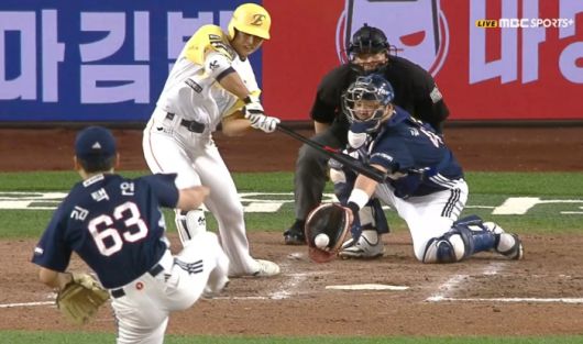 ◇정면에서 본 최인호의 체크스윙 장면. 사진출처=중계화면 캡처