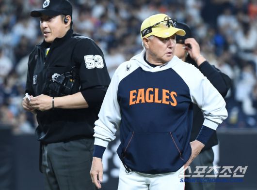 13일 대전 한화생명볼파크에서 열린 두산-한화전. 7회초 2사 김인태의 1루 내야안타 때 베이스커버를 들어간 박상원이 타자의 발에 밟혔다. 김경문 감독이 나와 항의하고 있다. 대전=정재근 기자 cjg@sportschosun.com/2025..5.13/