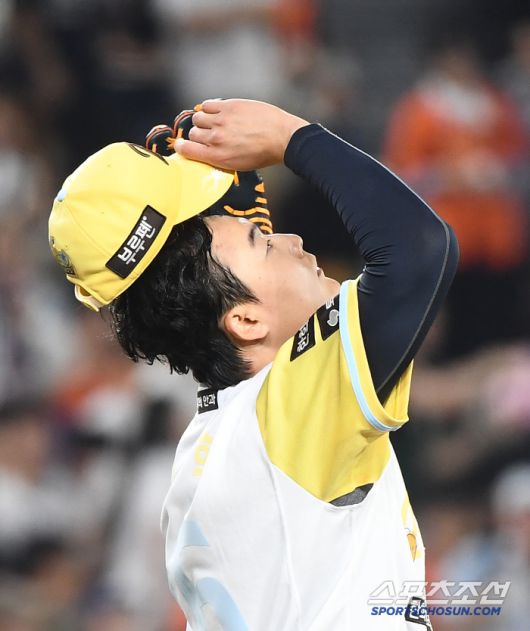 13일 대전 한화생명볼파크에서 열린 두산-한화전. 8회초 2사 1루 김재환에게 투런포를 허용한 한승혁이 아쉬워하고 있다. 대전=정재근 기자 cjg@sportschosun.com/2025..5.13/