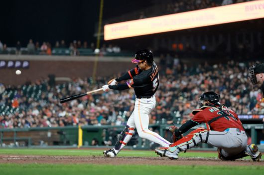 샌프란시스코 자이언츠 이정후가 14일(한국시각) 오라클파크에서 열린 애리조나 다이아몬드백스와의 홈경기에서 7-4로 앞선 8회말 2사 1,2루 찬스에서 우월 스리런포를 터뜨리고 있다. AFP연합뉴스