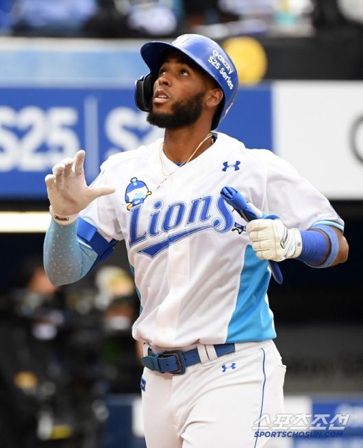 10일 대구 라이온즈파크에서 열린 삼성 라이온즈와 LG 트윈스의 경기. 8회말 1사 삼성 디아즈가 솔로포를 날린 뒤 환호하고 있다. 대구=박재만 기자 pjm@sportschosun.com/2025.05.10/