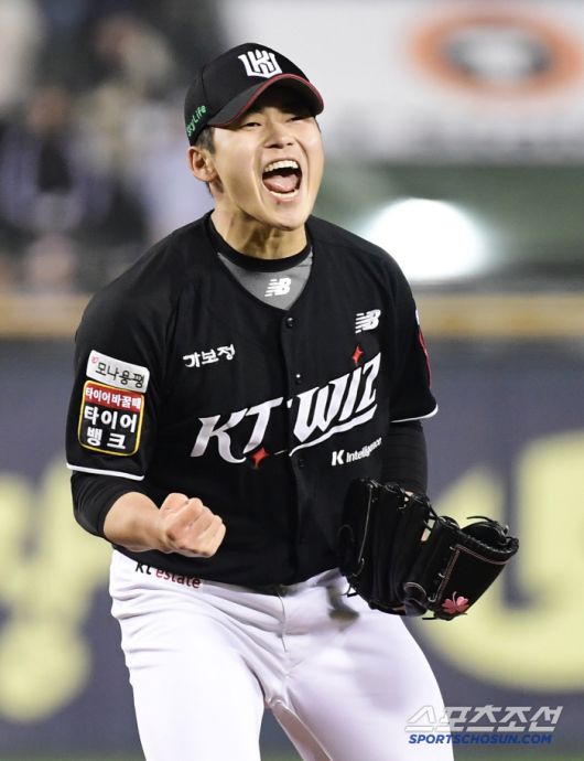 5월 1일 잠실구장에서 열린 KBO리그 두산과 KT의 경기. 10회말 2사 1, 2루. 박계범을 삼진을 잡고 환호하는 KT 박영현. 잠실=송정헌 기자songs@sportschosun.com/2025.05.01/