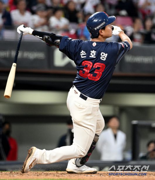 14일 광주KIA챔피언스필드에서 열린 롯데와 KIA의 경기, 4회초 무사 만루 롯데 손호영이 1타점 희생플라이를 치고 있다. 광주=허상욱 기자wook@sportschosun.com/2025.05.14/