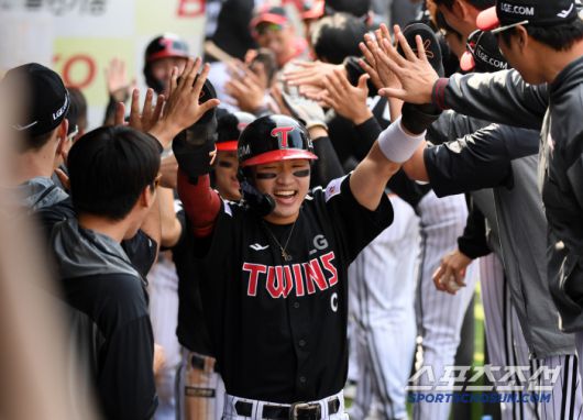 11일 대구 라이온즈파크에서 열린 삼성 라이온즈와 LG 트윈스의 경기. 7회초 2사 만루 LG 문성주 적시타 때 득점한 박해민이 환호하고 있다. 대구=박재만 기자 pjm@sportschosun.com/2025.05.11/