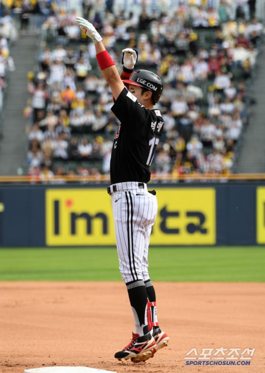 6일 잠실구장에서 열린 두산 베어스와 LG 트윈스의 경기. LG 박해민이 안타를 날린 뒤 환호하고 있다. 잠실=박재만 기자 pjm@sportschosun.com/2025.05.06/
