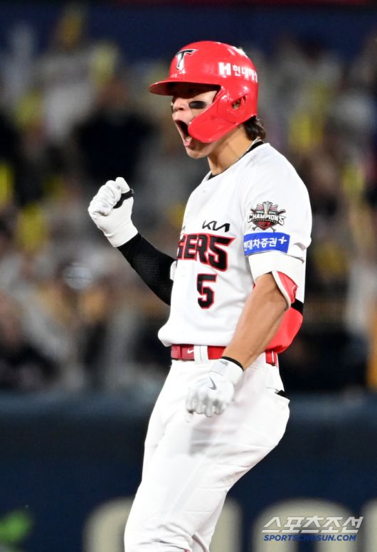 13일 광주KIA챔피언스필드에서 열린 롯데와 KIA의 경기, 5회말 2사 1,2루 KIA 김도영이 선취 2타점 2루타를 치고 환호하고 있다. 광주=허상욱 기자wook@sportschosun.com/2025.05.13/
