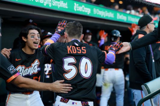 샌프란시스코 자이언츠 이정후가 14일(한국시각) 오라클파크에서 열린 애리조나 다이아몬드백스전에서 2회말 그랜드슬램을 치고 들어온 크리스티안 코스를 열렬히 환영하고 있다. AFP연합뉴스