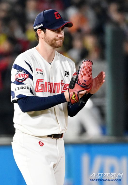 10일 부산 사직야구장에서 열린 KIA와 롯데의 경기, 롯데 반즈가 5회초 더블플레이를 완성한 내야진에게 박수를 보내고 있다. 부산=허상욱 기자wook@sportschosun.com/2025.04.10/