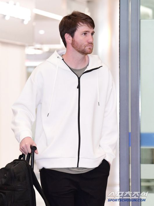 5일 오후 인천공항 제1터미널을 통해 롯데 자이언츠 선수단이 귀국했다. 입국장을 나서고 있는 롯데 반즈. 인천공항=송정헌 기자songs@sportschosun.com/2025.03.05/