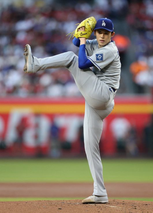 사사키가 지난 10일(한국시각) 애리조나 다이아몬드백스를 상대로 선발등판해 투구를 하고 있다. AFP연합뉴스