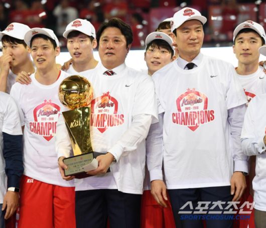 2017~2018시즌 서울 SK가 챔피언에 등극했을 당시 전희철 수석코치. 스포츠조선 DB