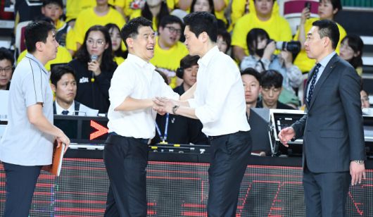 악수는 나누는 전희철 감독(오른쪽)과 조상현 감독.사진제공=KBL
