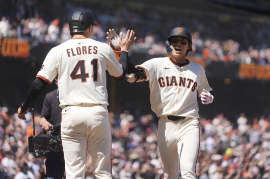 이정후가 8회 투런홈런을 터뜨리고 들어와 먼저 홈을 밟은 윌머 플로레스의 환영을 받고 있다. AP연합뉴스