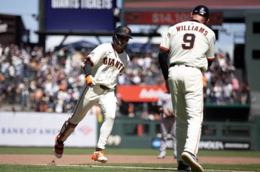 May 14, 2025; San Francisco, California, USA; San Francisco Giants center fielder Jung Hoo Lee (left) gets a congratulatory handshake from third base coach Matt Williams (9) after hitting a two-run home run against the Arizona Diamondbacks during the seventh inning at Oracle Park. Mandatory Credit: D. Ross Cameron-Imagn Images        <저작권자(c) 연합뉴스, 무단 전재-재배포, AI 학습 및 활용 금지>