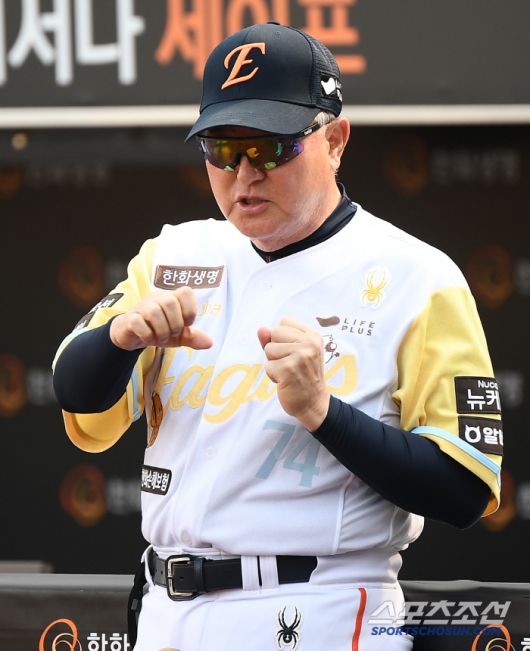13일 대전 한화생명볼파크에서 열린 두산-한화전. 김경문 감독이 훈련을 지켜보고 있다. 대전=정재근 기자 cjg@sportschosun.com/2025..5.13/