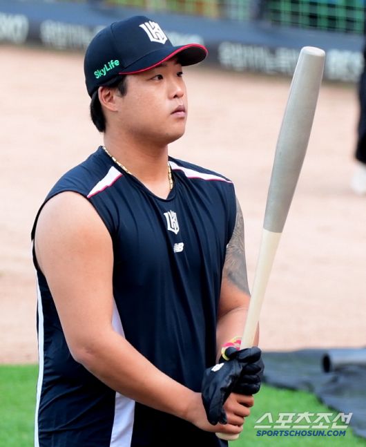 17일 광주 기아 챔피언스필드에서 열린 KT-KIA전. KT 강백호가 어뢰배트에 관심을 보이고 있다. 광주=정재근 기자 cjg@sportschosun.com/2025.4.17/