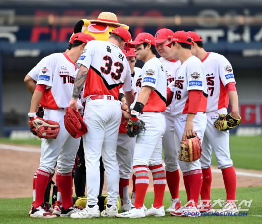 15일 광주KIA챔피언스필드에서 열린 롯데와 KIA의 경기, '농군패션'을 한 KIA 선수들이 경기에 나서고 있다. 광주=허상욱 기자wook@sportschosun.com/2025.05.15/