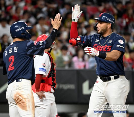 15일 광주KIA챔피언스필드에서 열린 롯데와 KIA의 경기, 8회초 무사 1루 롯데 레이예스가 추격의 2점홈런을 치고 선행주자 고승민과 기뻐하고 있다. 광주=허상욱 기자wook@sportschosun.com/2025.05.15/