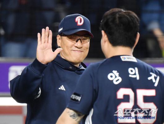 15일 대전 한화생명볼파크에서 열린 두산-한화전. 8대2로 승리하며 3연전을 모두 쓸어담은 두산 이승엽 감독이 양의지와 기쁨을 나누고 있다. 대전=정재근 기자 cjg@sportschosun.com/2025..5.15/