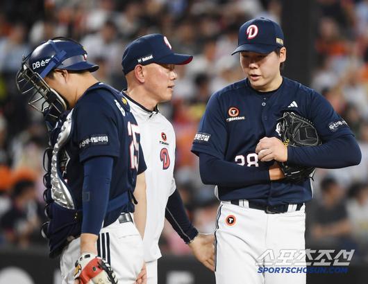 15일 대전 한화생명볼파크에서 열린 두산-한화전. 2회말 박정배 투수코치가 마운드를 방문해 최승용을 격려하고 있다. 대전=정재근 기자 cjg@sportschosun.com/2025..5.15/