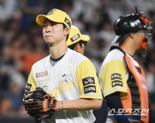 15일 대전 한화생명볼파크에서 열린 두산-한화전. 3회초 무사 양석환에게 솔로포를 허용한 엄상백이 강판되고 있다. 대전=정재근 기자 cjg@sportschosun.com/2025..5.15/