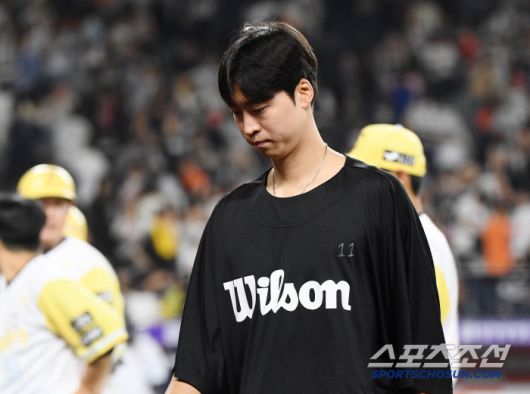 15일 대전 한화생명볼파크에서 열린 두산-한화전. 2대8로 패하며 3연전을 모두 내 준 한화 엄상백이 고개 숙이고 있다. 대전=정재근 기자 cjg@sportschosun.com/2025..5.15/
