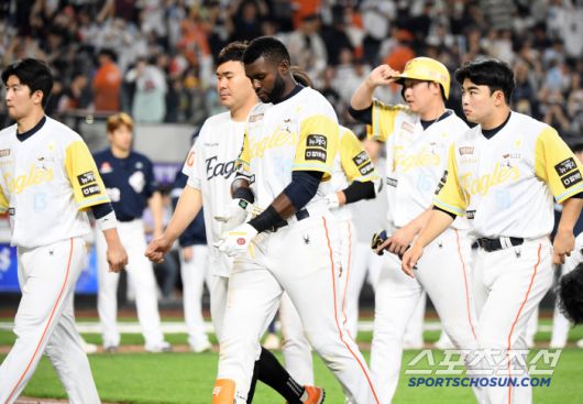 15일 대전 한화생명볼파크에서 열린 두산-한화전. 2대8로 패하며 3연전을 모두 내 준 한화 선수들이 고개 숙이고 있다. 대전=정재근 기자 cjg@sportschosun.com/2025..5.15/