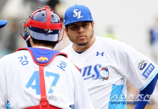 10일 대구 라이온즈파크에서 열린 삼성 라이온즈와 LG 트윈스의 경기. 삼성 강민호, 후라도가 숨을 고르고 있다. 대구=박재만 기자 pjm@sportschosun.com/2025.05.10/