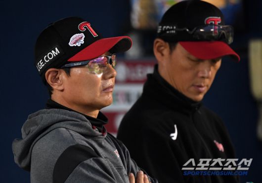 15일 잠실구장에서 열린 LG 트윈스와 키움 히어로즈의 경기. 염경엽 감독이 생각에 잠겨 있다. 잠실=박재만 기자 pjm@sportschosun.com/2025.05.15/