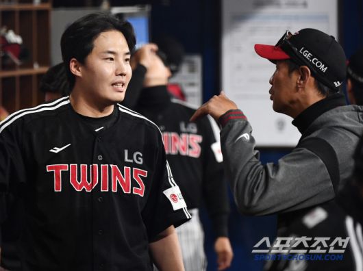 10일 서울 고척스카이돔에서 열린 LG-키움전. LG 선발투수 임찬규가 1회를 무실점으로 마친 후 김광삼 투수코치와 대화하고 있다. 고척=정재근 기자 cjg@sportschosun.com/2025.4.10/