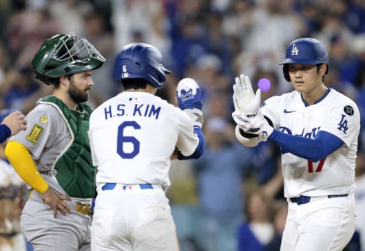 오타니가 3회말 좌중월 3점포를 터뜨리고 들어와 김혜성과 공손 하이파이브를 하고 있다. AFP연합뉴스
