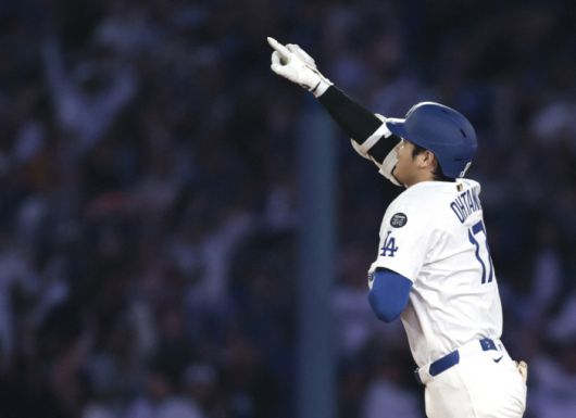 오타니가 3회말 좌중간 펜스를 넘어가는 3점포를 날린 뒤 오른손을 들어 기뻐하고 있다. AFP연합뉴스